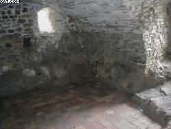 Historická dlažba ve sklepě bašty na Orlíku.