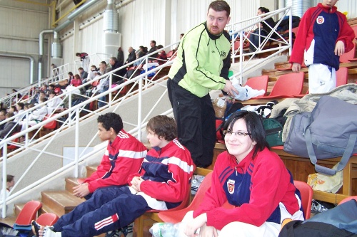 Soustředění před zápasem na tribuně, zleva Bruno de O. Manuel, Pavel Mastný, Petr Lacek a Anna Machová