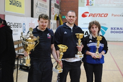 Vlevo trenér Petr Lacek s vyhranými poháry za nejlepší tým