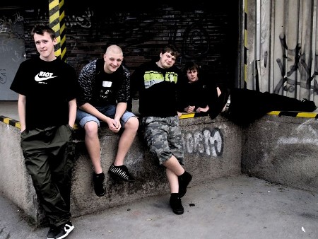 NOUZOVEJ VÝSTUP nadějná mladá punkrocková čtyřka z Humpolce. NOUZOVEJ VÝSTUP nadějná mladá punkrocková čtyřka z Humpolce.