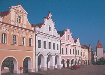 Historická část Pelhřimova s městskou bránou v pozadí