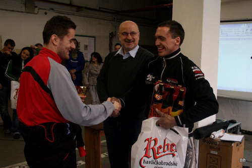 Druhé motokárové závody na nové trati - vítěz březnových závodů Patrik Bláh s pořadatelem Michalem Práškem a starostou Janem Teclem