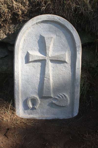Ukradené a zničené smírčí kříže a kameny mají svůj pomníček
