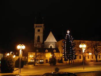 Ještě nedávný vzhled vánočního stromu na náměstí
