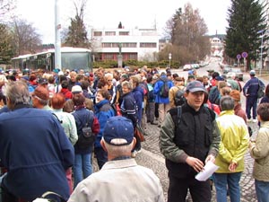 Před sokolovnou.