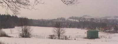 Zde by měly vzniknout nové parcely pro výstavbu RD. Vlevo je železniční trať, vpravo hokejový stadion, koupaliště atd.