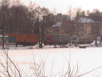 Odstavené nákladní vozy na hrázi rybníka Cihelna.