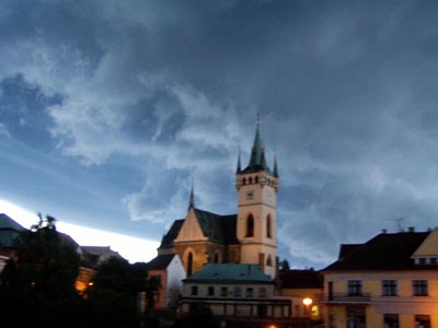 Bouřkové mraky nad kostelem sv. Mikuláše v Humpolci.