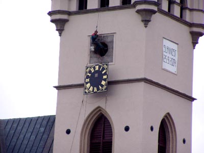 Instalace ciferníkové desky za pomoci horolezecké techniky.