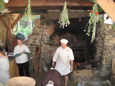 Každoroční, tradiční pečení chleba.
