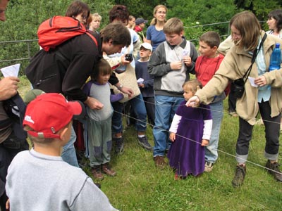 Kuličku dostat po cestě do hradu nebylo vůbec jednoduché. Malým pomáhaly rodiče.