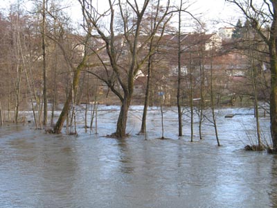 splav v Želivě od silnice podél řeky (od skály)