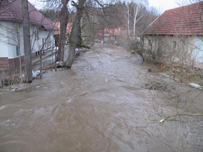 pohled ze silničního mostu v Kletečné