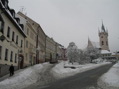 Klouže to hodně, hlavně ty posolené úseky, ale jezdit se v tom s opatrností nechá.