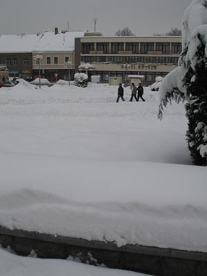 Na Horním náměstí jsou shrabané dvě cesty křížem jako obvykle. Za povšimnutí stojí výška sněhu na tarasu v popředí.