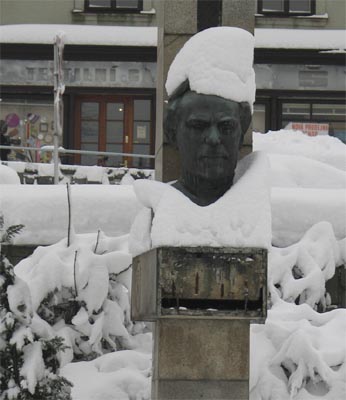 NAšemu slavnému rodákovi byla taková zima, že si pořídil kulicha. Mimochodem, kdepak je asi ta čelní tabulka?