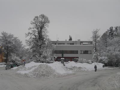 Uprostřed křižovatky velká hromada sněhu. Jako na horách.