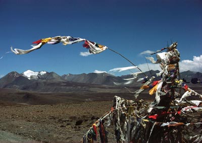Modlitební vlaječky na tibetské náhorní planině.