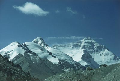 Pohled na Čhomolungmu (Mt. Everest) ze základního tábora.