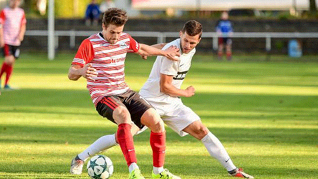 Hráči Humpolce (v pruhovaném) v neděli překvapivě zdolali Žďár (v bílém) na jeho stadionu vysoko 4:1.