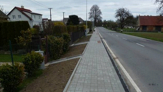 V Petrovicích mají nový chodník dlouhý zhruba 190 metrů. Foto: se souhlasem Josefa Bloudka Zdroj: https://pelhrimovsky.denik.cz/zpravy_region/po-petrovicich-se-mohou-lide-prochazet-bezpecneji-20210511.html