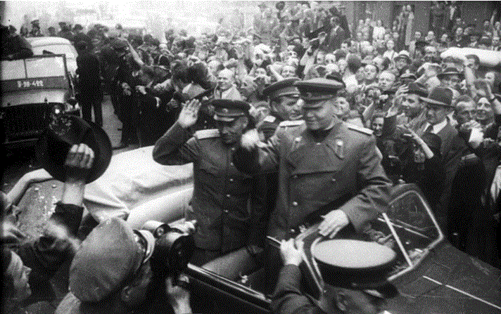 Poděkování armádám, které osvobodily naši zemi. Na snímku maršál Koněv při osvobození Prahy