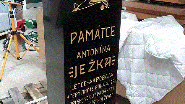 Po 41 letech se dostane památník - vzpomínka na letce Antonína Ježka - na své původní místo