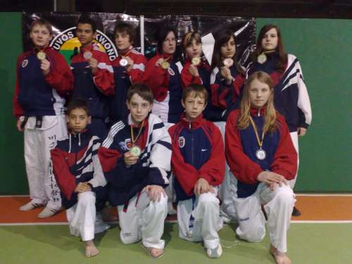 Společná fotografie, zleva dole Sebastian Akhlas, Josef Med, Miloslav Med, Líba Medová, nahoře zleva Filip Douda, Bruno de Oliveira Manuel, Pavel Mastný, Anna Machová, Veronika Nedvědová, Sarah Akhlasová a Tereza Schindlerová Společná fotografie, zleva dole Sebastian Akhlas, Josef Med, Miloslav Med, Líba Medová, nahoře zleva Filip Douda, Bruno de Oliveira Manuel, Pavel Mastný, Anna Machová, Veronika Nedvědová, Sarah Akhlasová a Tereza Schindlerová