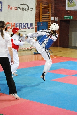 Tereza Schindlerová (modrá) při ukázkové technice na hlavu soupeřky Tereza Schindlerová (modrá) při ukázkové technice na hlavu soupeřky