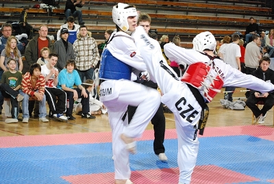 Filip Komůrka v červené boduje proti reprezentačnímu kolegovi Filip Komůrka v červené boduje proti reprezentačnímu kolegovi