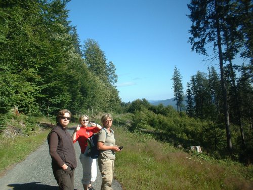 Nejmladší členka výpravy má narozdíl od ostatních viditelně dostatek sil a dobrou náladu