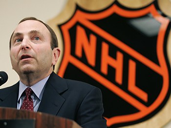 Gery Bettmen na tiskové konferenci oznamuje zrušení letošní sezóny