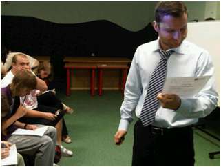 Roman Dvořák z Pioneer Investments ČR nahlíží do dotazníku vyplněného studentem Gymnázia Dr. A. Hrdličky v Humpolci Roman Dvořák z Pioneer Investments ČR nahlíží do dotazníku vyplněného studentem Gymnázia Dr. A. Hrdličky v Humpolci