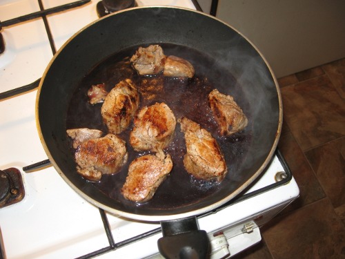 Vepřová panenka v brusinkovo pálivé omáčce Vepřová panenka v brusinkovo pálivé omáčce