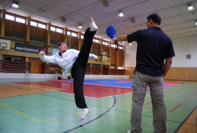 Petr Lacek při rozcvičování. Lapu drží mistr Lee Yung Jea. Petr Lacek při rozcvičování. Lapu drží mistr Lee Yung Jea.