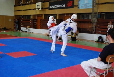 Petr Lacek (červená vesta) útočí na Romana Weissera. Petr Lacek (červená vesta) útočí na Romana Weissera.