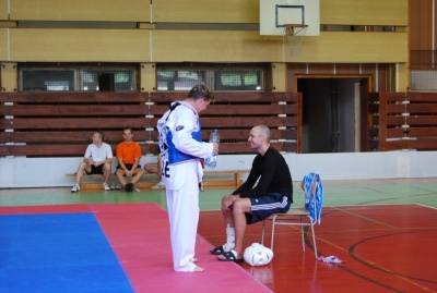 etr Lacek o přestávce druhého boje. Radí se se svým dočasným koučem Karlem Noskem. etr Lacek o přestávce druhého boje. Radí se se svým dočasným koučem Karlem Noskem.