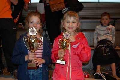 zleva Terezka Šedivá a Natálka Duchoňová (v rukách drží týmové poháry - 2. místo v nízkých páscích a 3. místo ve vysokých páscích)