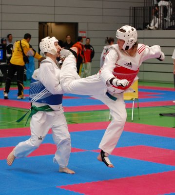 Jan Růžička v červené vestě při KO technice Jan Růžička v červené vestě při KO technice