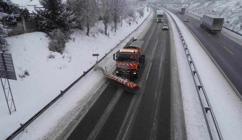 Sníh komplikuje situaci na vysočinských silnicích. Problém mají hlavně kamiony