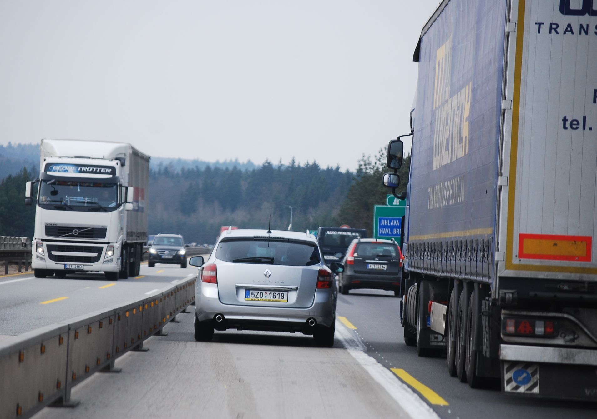 Hodinové kolony na D1? ‚Likvidujeme svodidla, jsme připraveni pracovat do devíti,‘ říká mluvčí silničářů