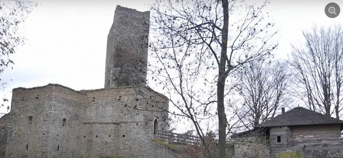 Hrad Orlík u Humpolce zdobí zajímavá věž.
