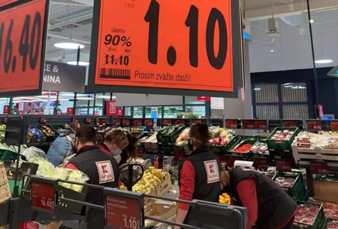 Ceny jako za časů normalizace. Kaufland v Humpolci vyprodává potraviny