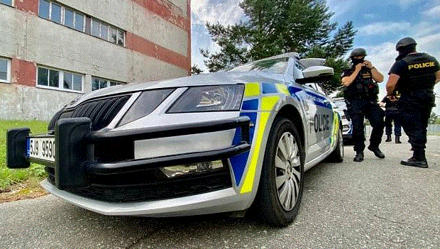 Cizinci ukradli dvě stě tisíc korun posádce auta na odpočívadle u Humpolce