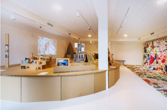 Pohled na instalaci výstavy využívající jednoduché papírové struktury.