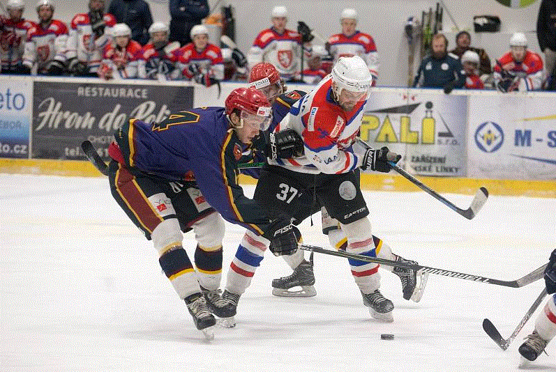 Rozhodující čtvrtfinálové utkání krajské ligy mezi HC Chotěboř a TJ Jiskra Humpolec ovládli po výsledku 4:2 domácí hokejisté.