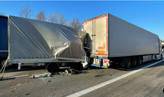 Trable na D1 nekončí. V koloně u Humpolce se znovu bouralo