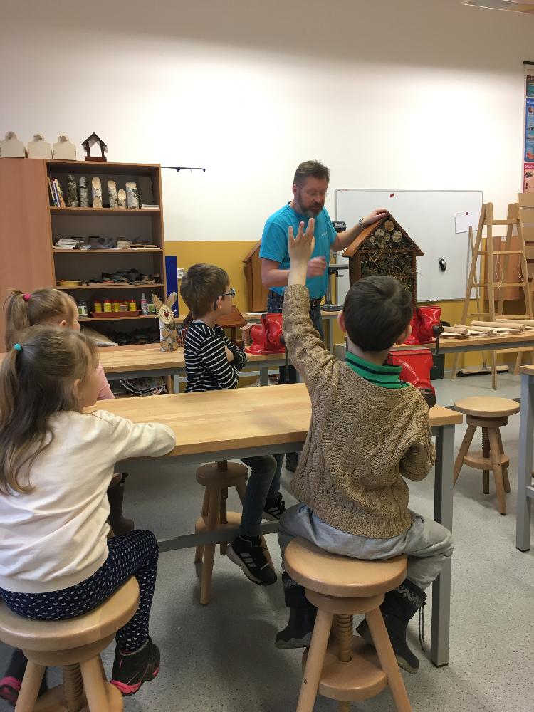 Humpolečtí předškoláci vyráběli dřevěné boxy ve školních dílnách