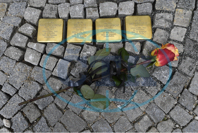 Mosazné destičky, které připomínají nacisty vyvražděnou židovskou rodinu Zaitschkovu, odhalili 9. června 2022 v Humpolci na Pelhřimovsku.