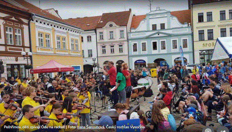 Ódu na radost si na Masarykově náměstí v Pelhřimově zazpívalo 2182 dětí z celého okresu